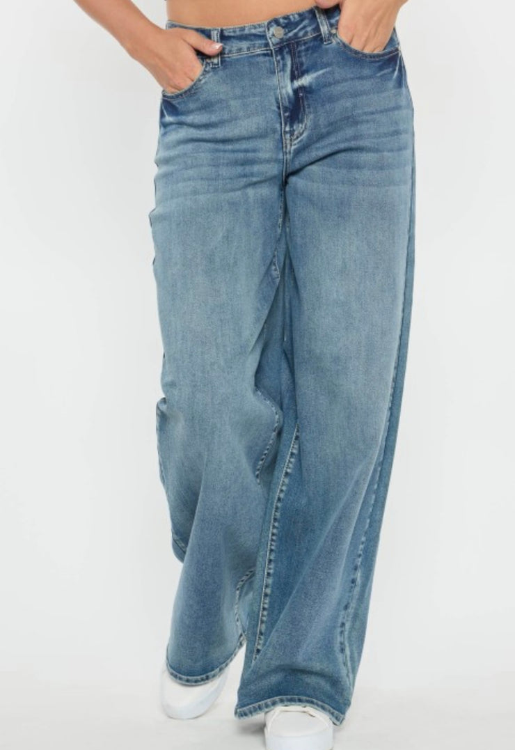 Mid Waist Baggy Wide Leg Jeans in Medium Wash